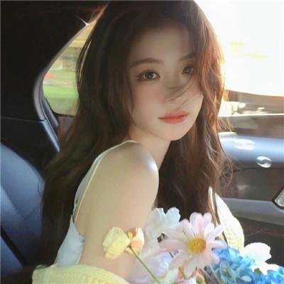 系红裤带的女人